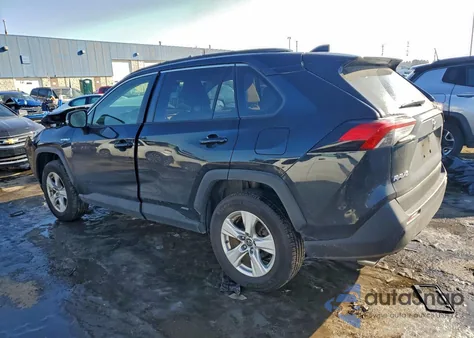 2019 Toyota Rav4 Xle z USA, uszkodzony, nr VIN JTMRWRFV7KD028886